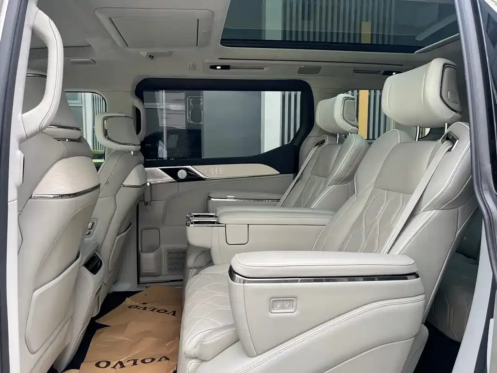 Volvo EM90 2025 из CN, фото 3