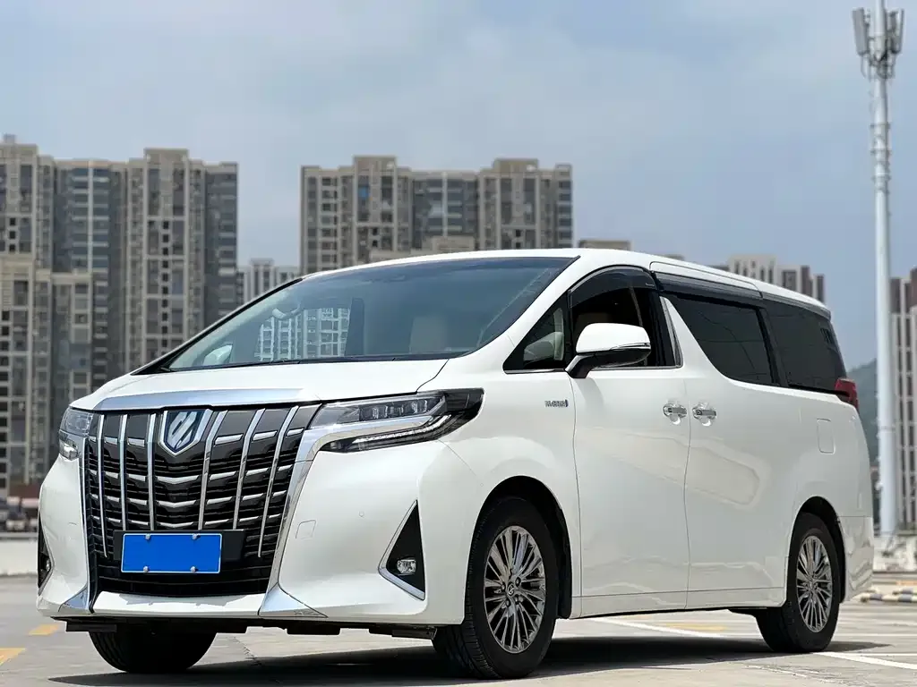 Toyota Alphard — фото 1