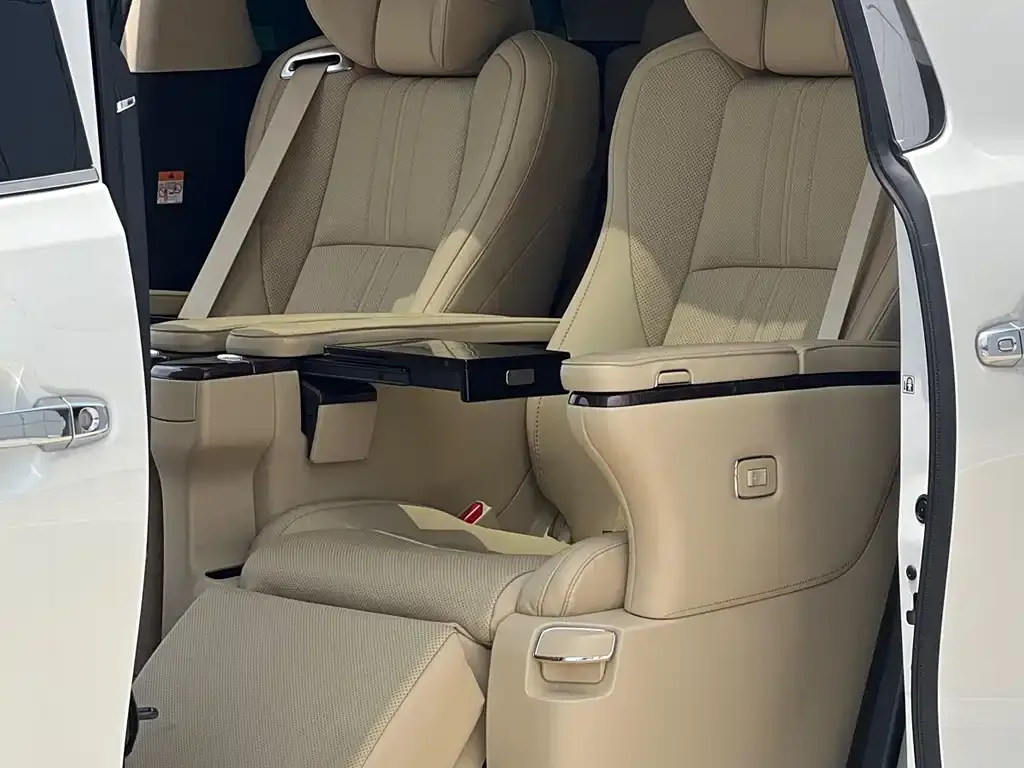 Toyota Alphard — фото 4