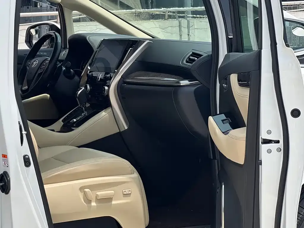 Toyota Alphard — фото 3