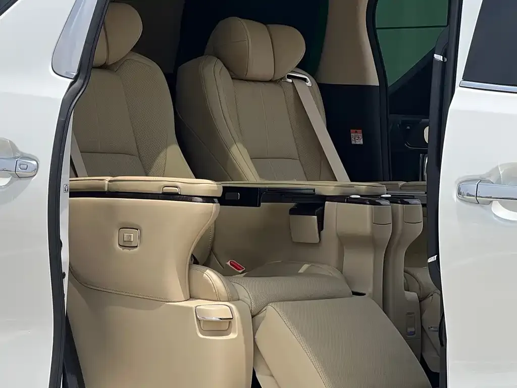 Toyota Alphard — фото 2