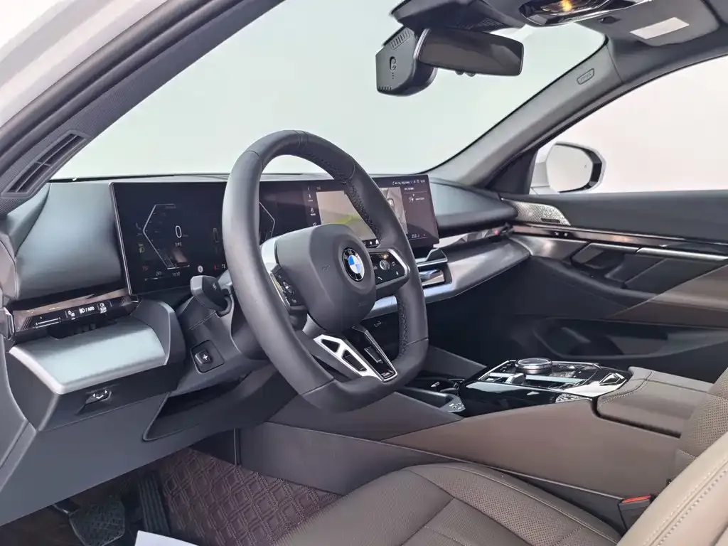 BMW 5 Series 2025 из CN, фото 7
