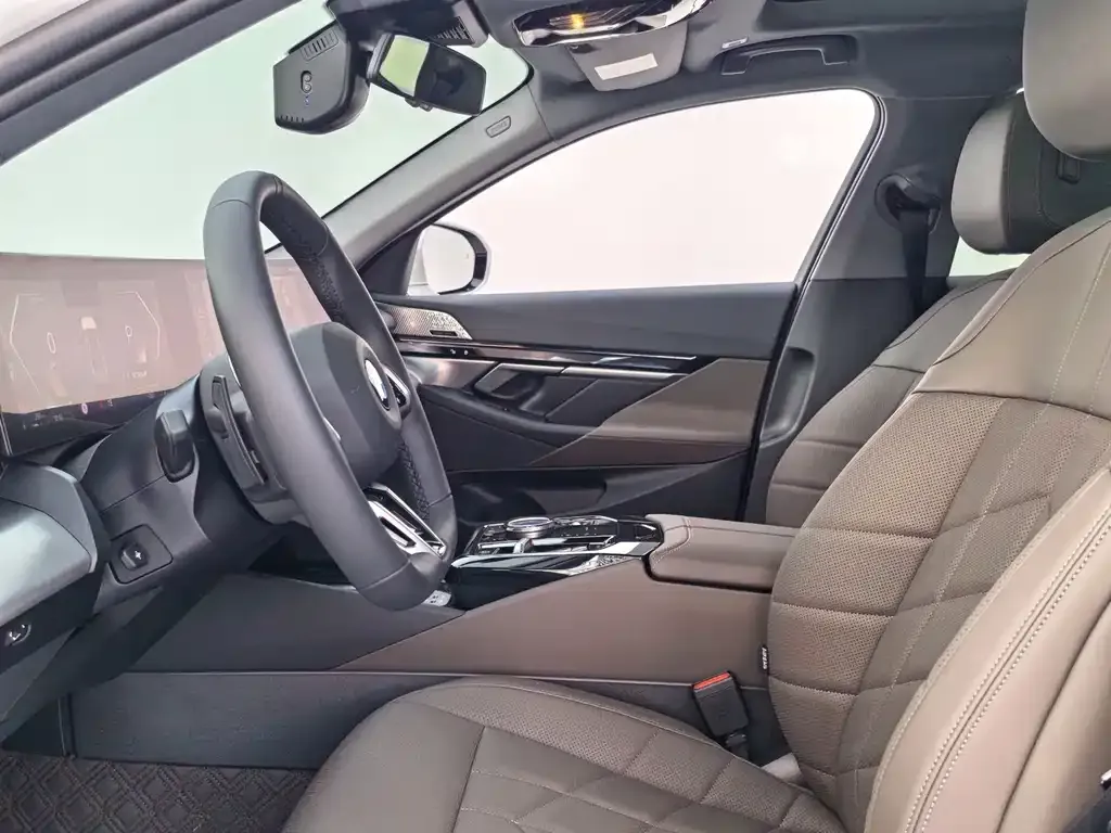 BMW 5 Series 2025 из CN, фото 5