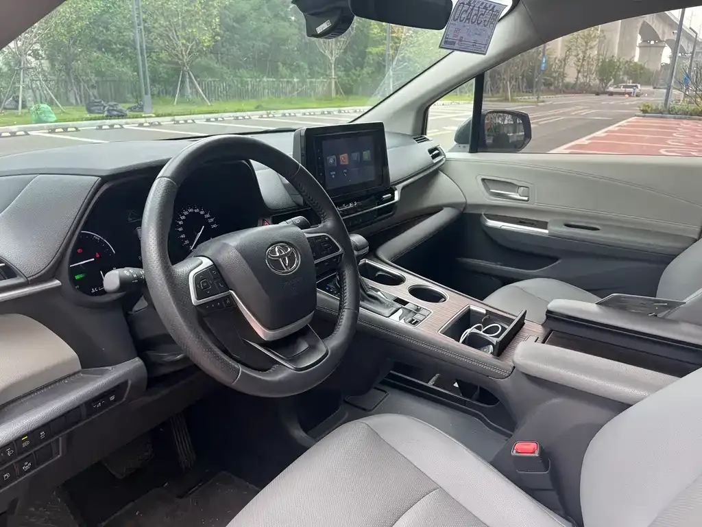 Toyota Sienna 2024 из CN, фото 3
