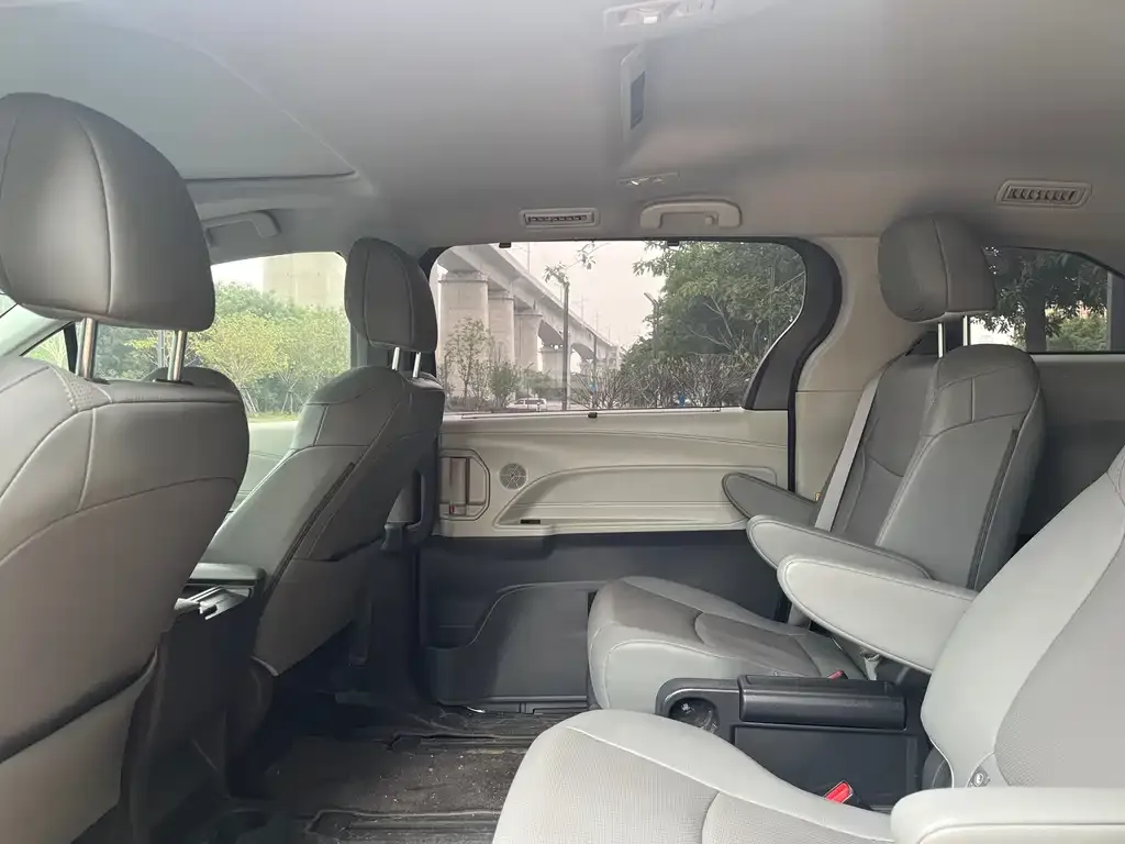 Toyota Sienna 2024 из CN, фото 2