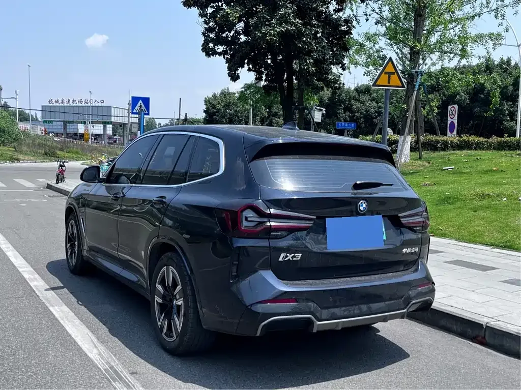 BMW iX3 — фото 10