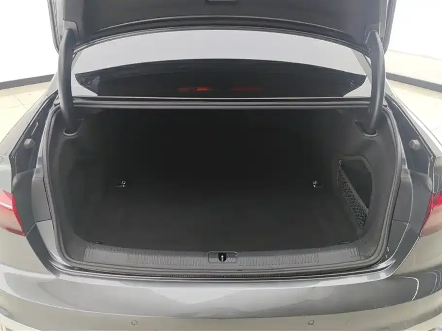 Audi A4L 2023 из CN, фото 3