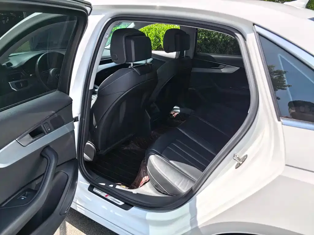 Audi A4L 2022 из CN, фото 2
