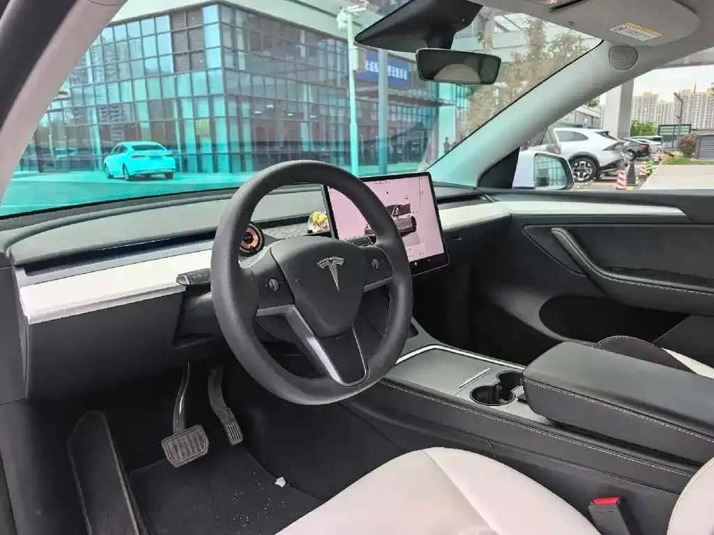 Tesla Model Y — фото 8