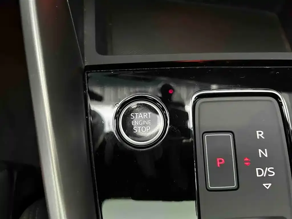 Audi A3 2023 из CN, фото 2