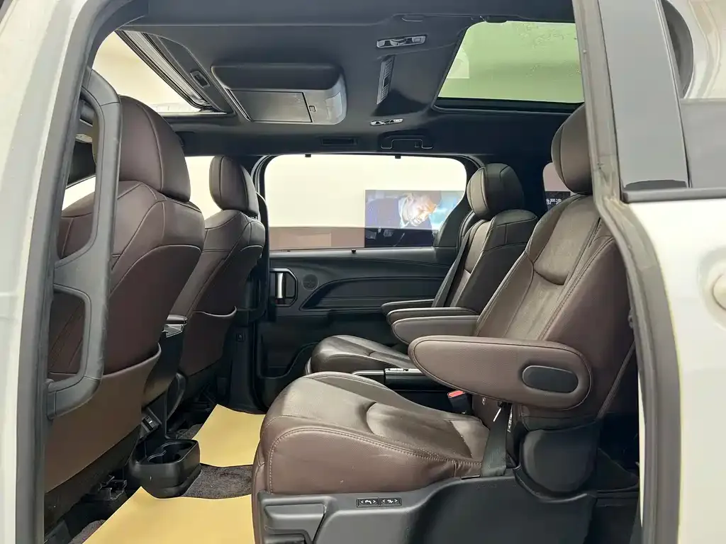 Toyota Sienna 2024 из CN, фото 4