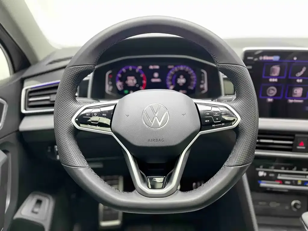 Volkswagen Tiguan L — фото 9