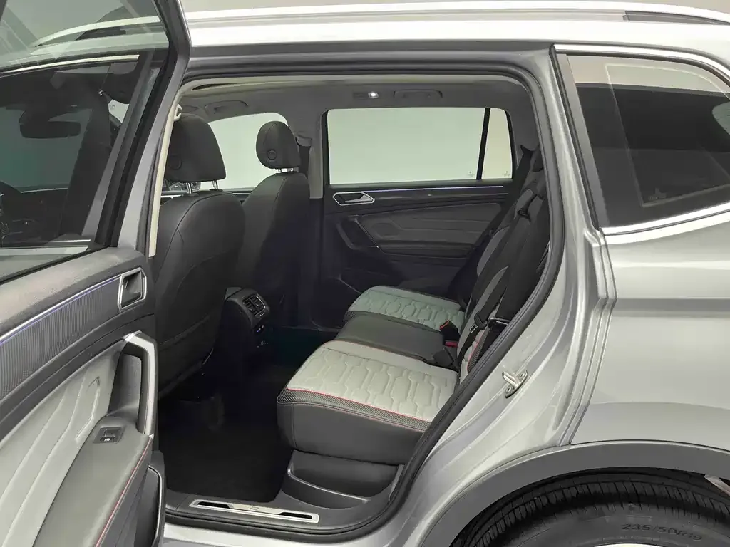Volkswagen Tiguan L — фото 7