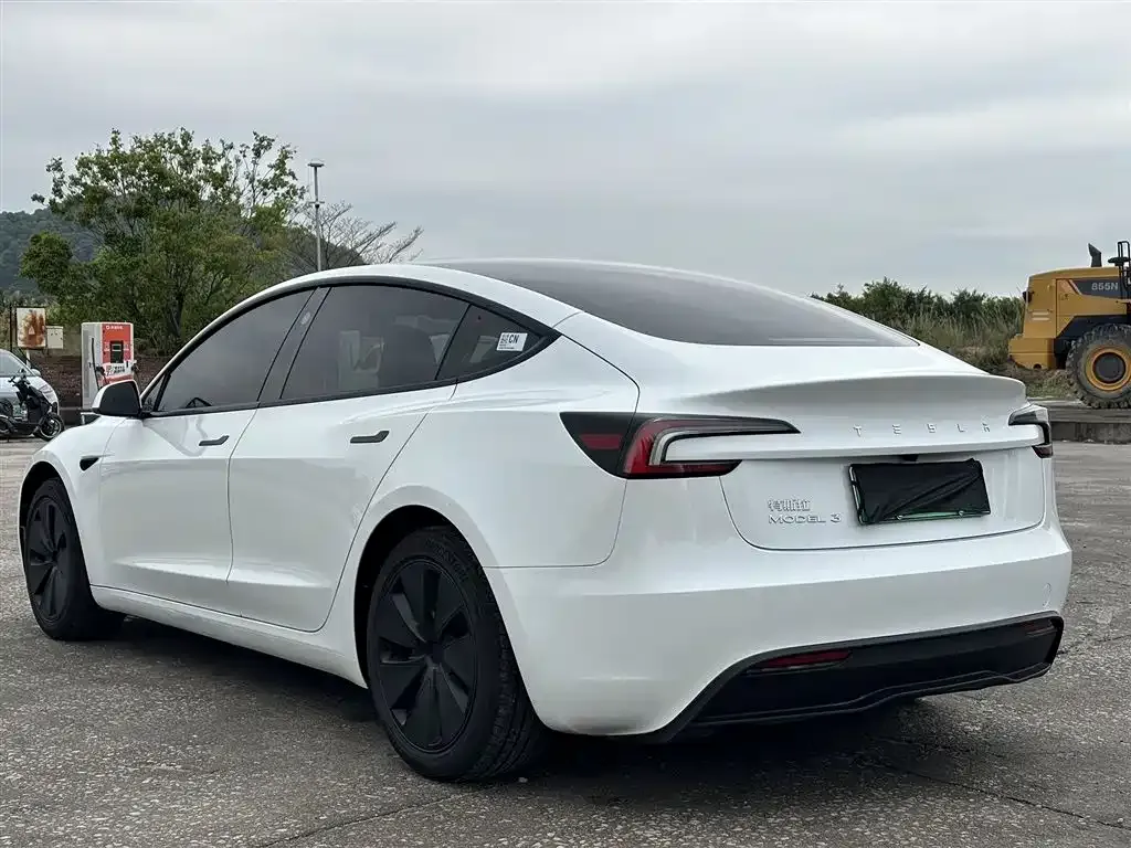 Tesla Model 3 — фото 7