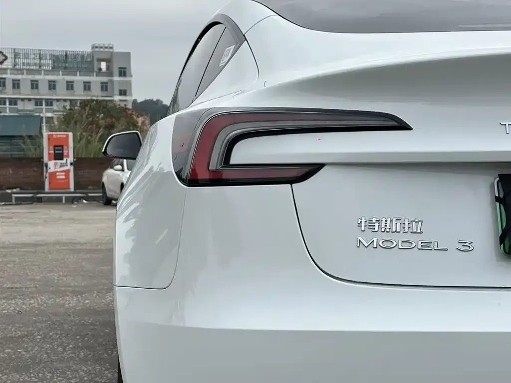 Tesla Model 3 — фото 3