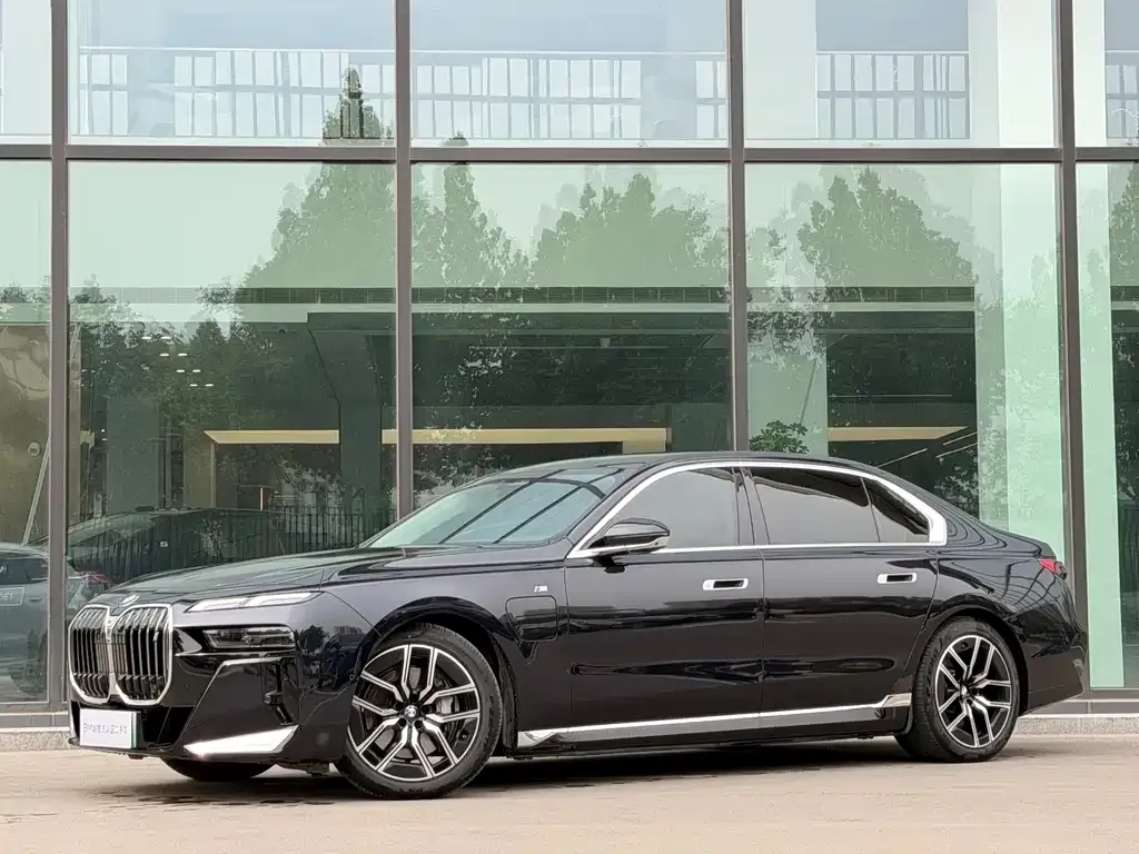 BMW i7