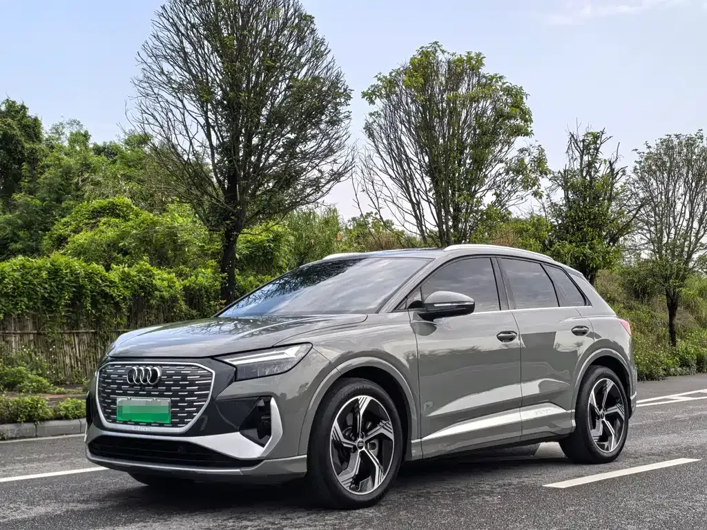 Audi Q4 e-tron — фото 1