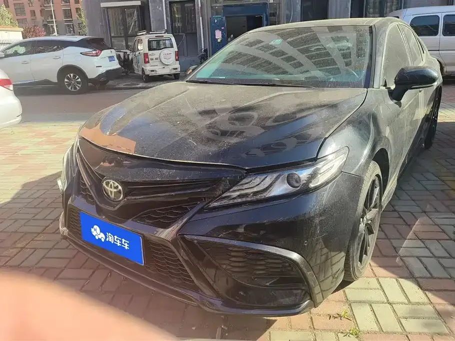Toyota Camry — фото 1
