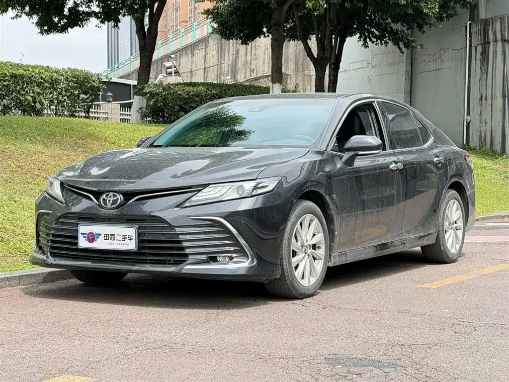 Toyota Camry — фото 1