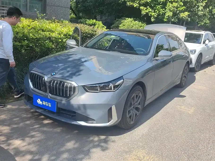 BMW 5 Series — фото 1