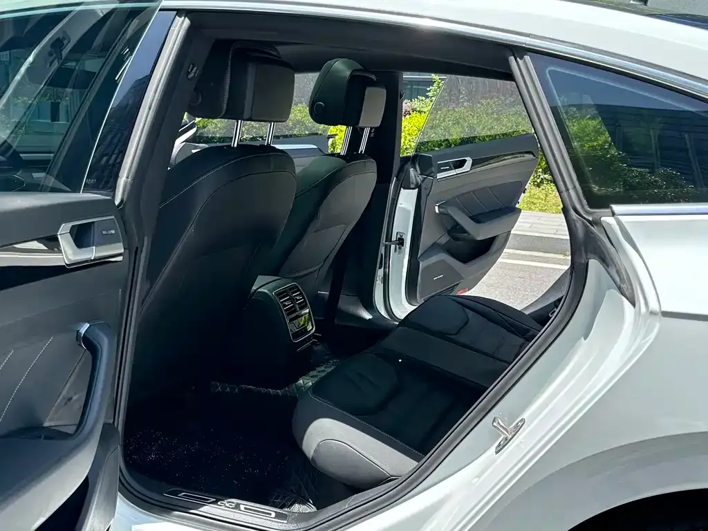 Volkswagen CC 2023 из CN, фото 3