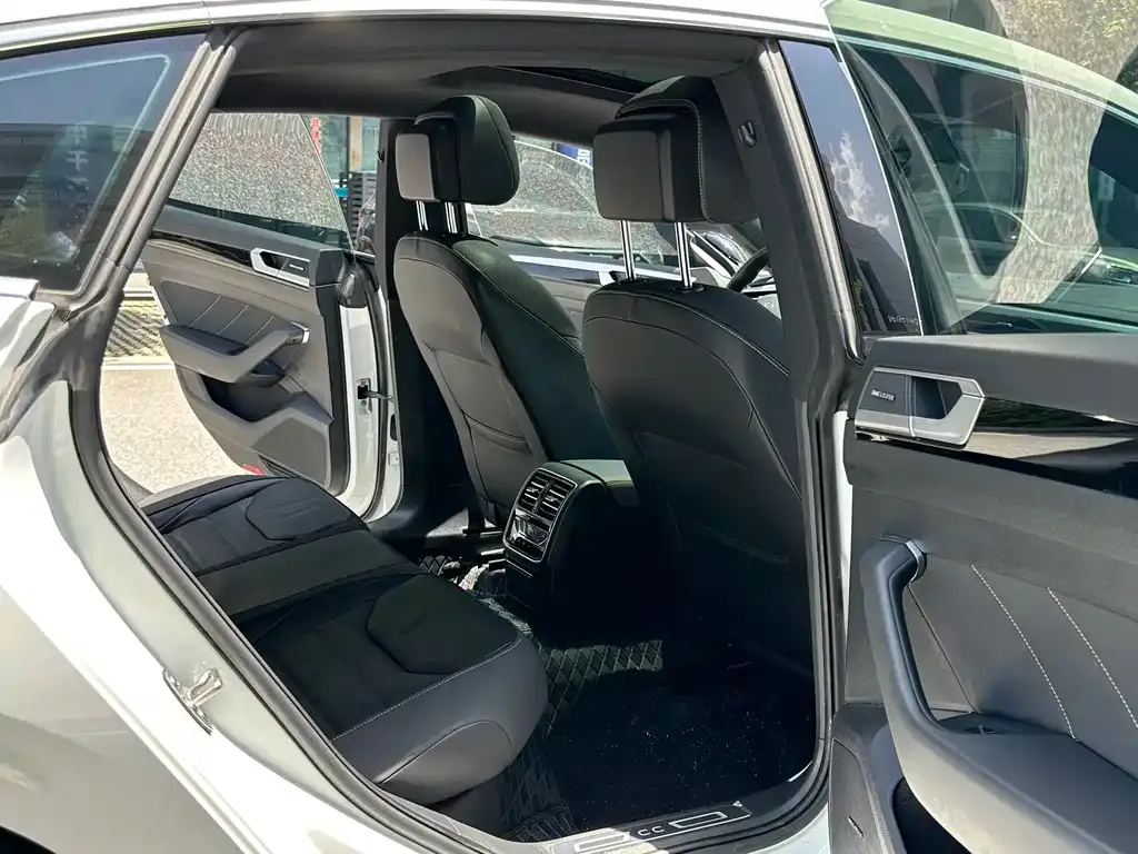Volkswagen CC 2023 из CN, фото 2