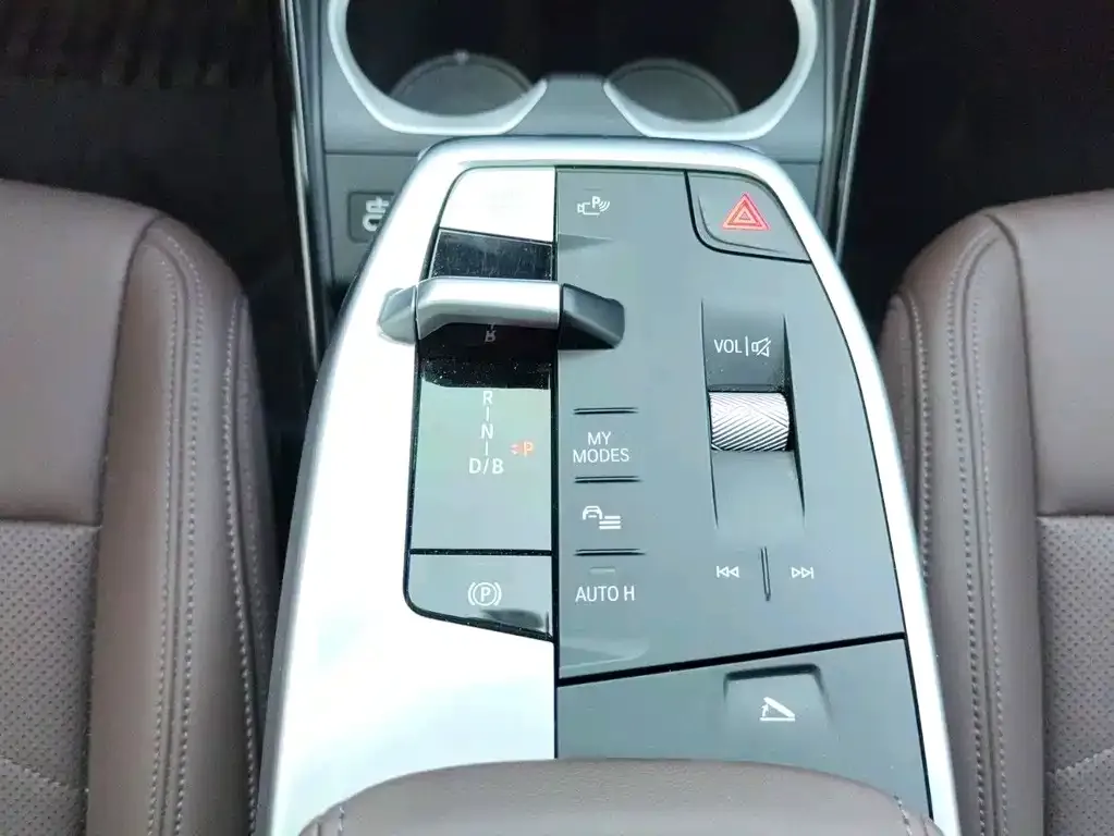 BMW iX1 2025 из CN, фото 2