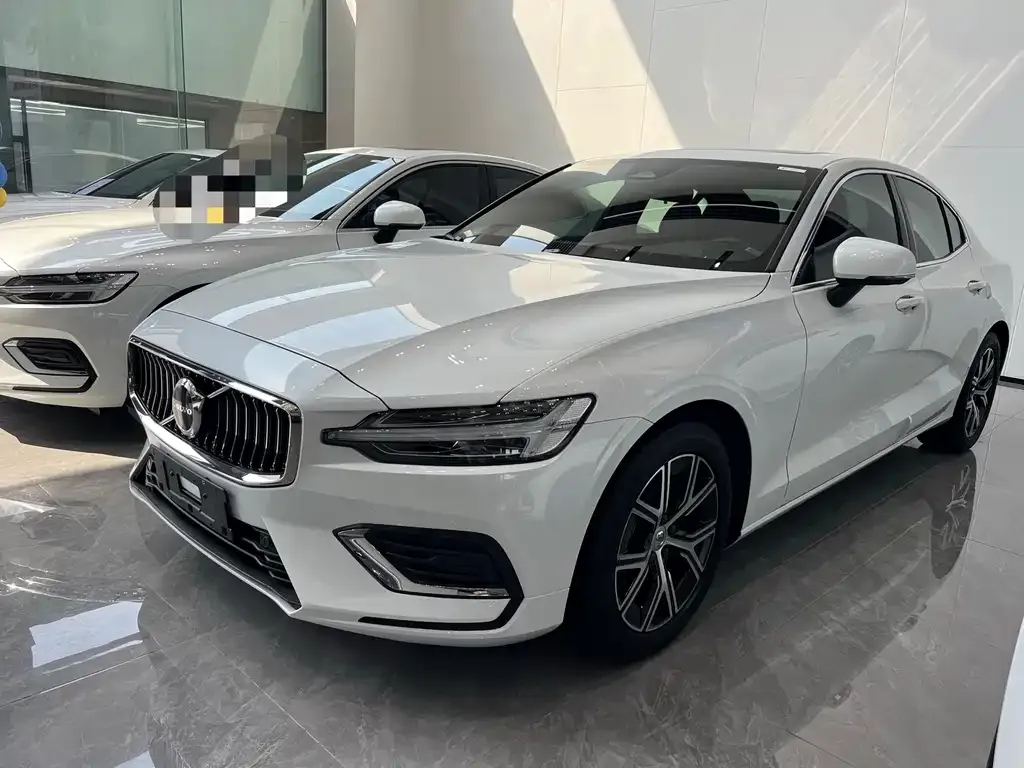 Volvo S60 — фото 1