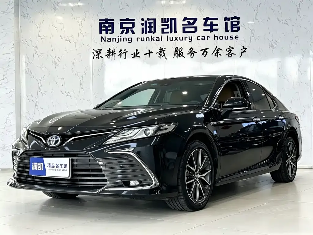 Toyota Camry — фото 1