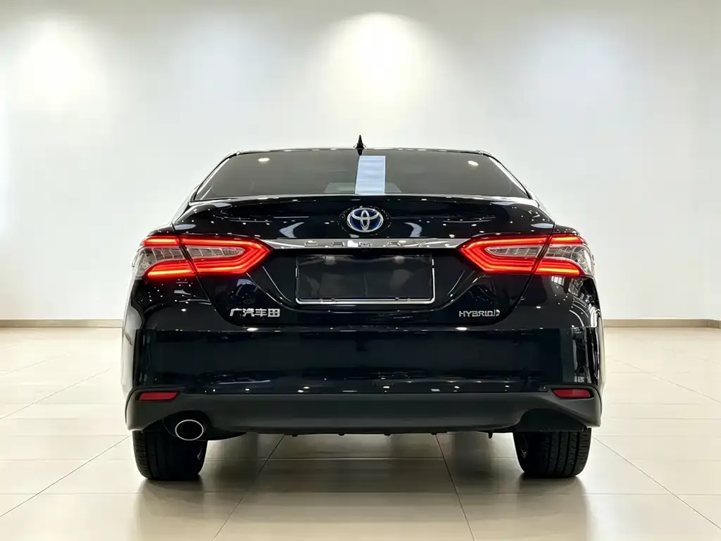 Toyota Camry — фото 2
