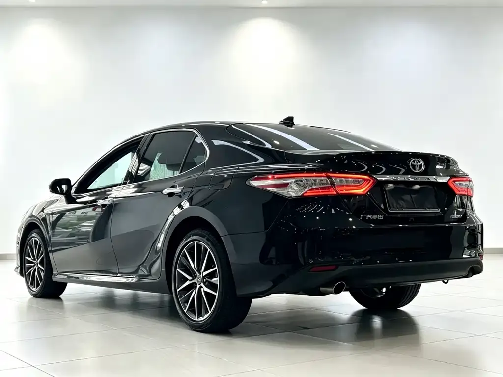 Toyota Camry — фото 5