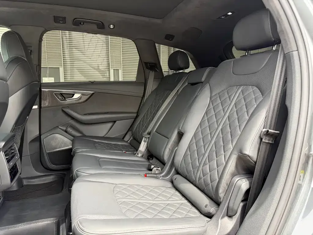 Audi SQ7 2024 из CN, фото 10