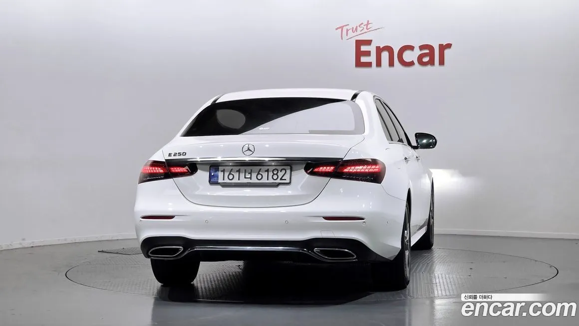 Mercedes-Benz E-Class — фото 4