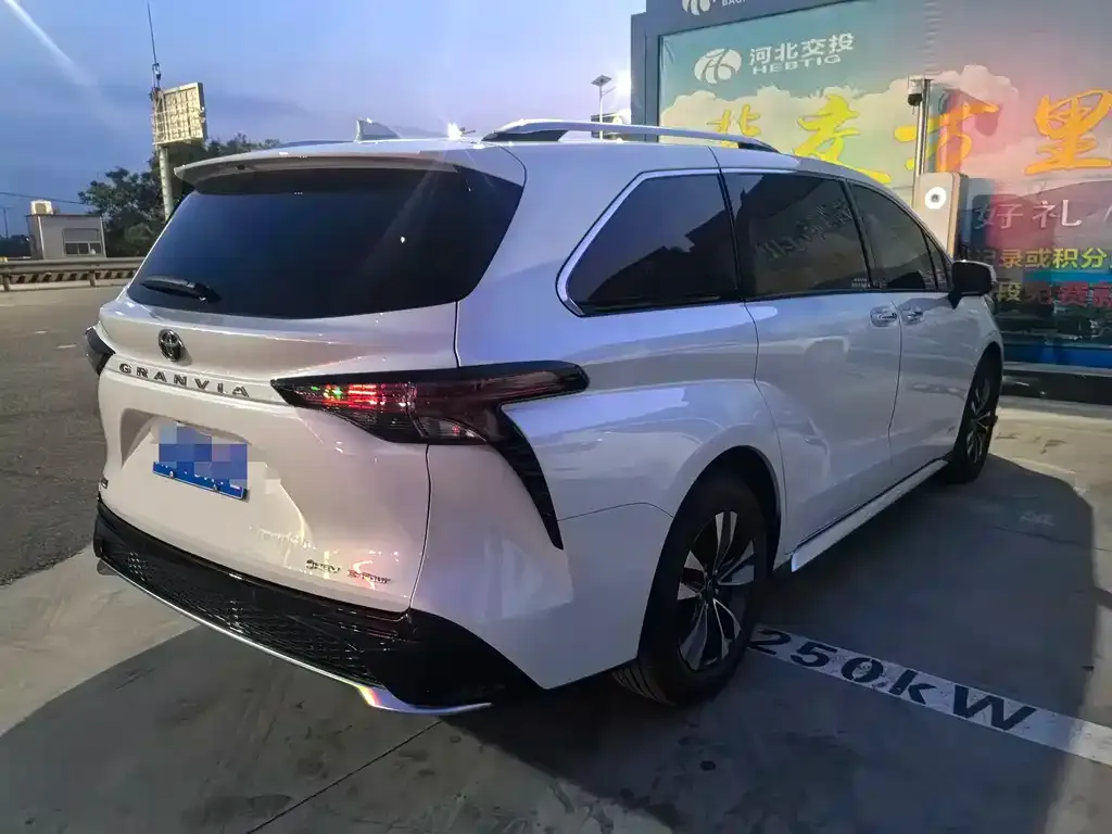 Toyota Granvia 2025 из CN, фото 4