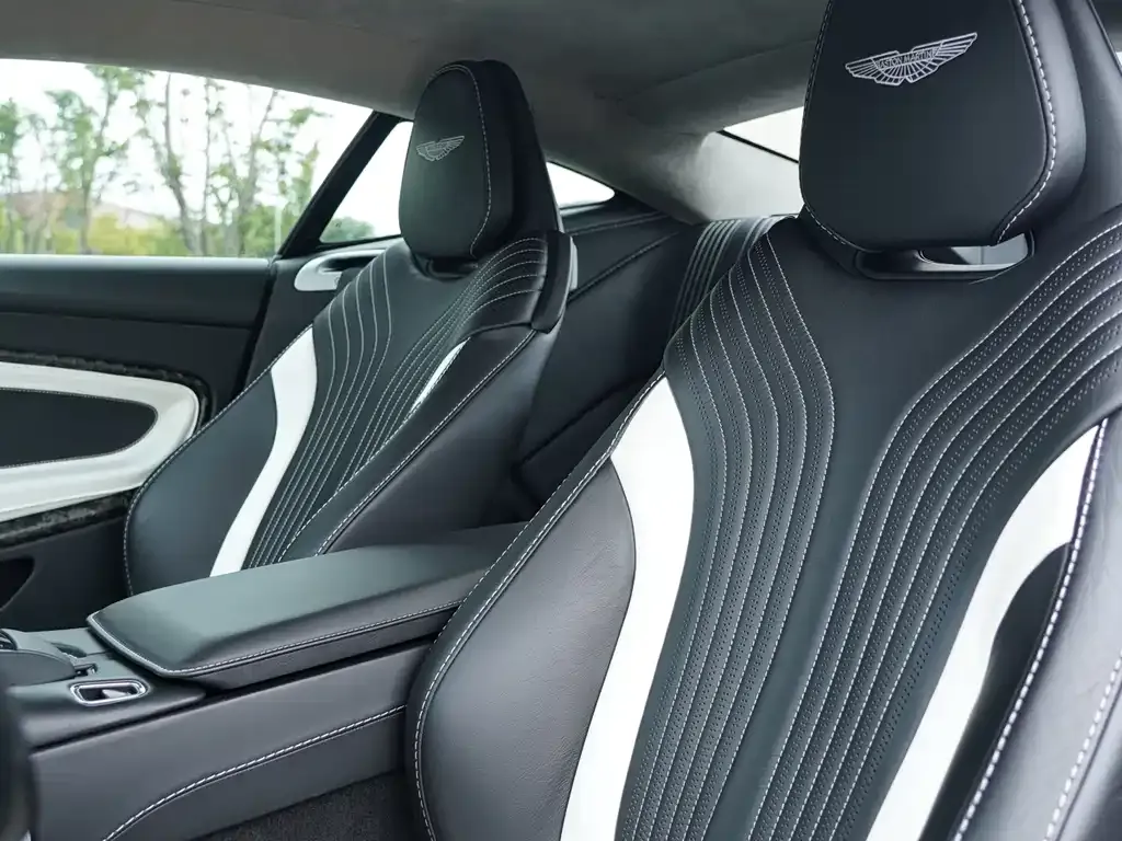 Aston Martin DB11 2021 из CN, фото 7