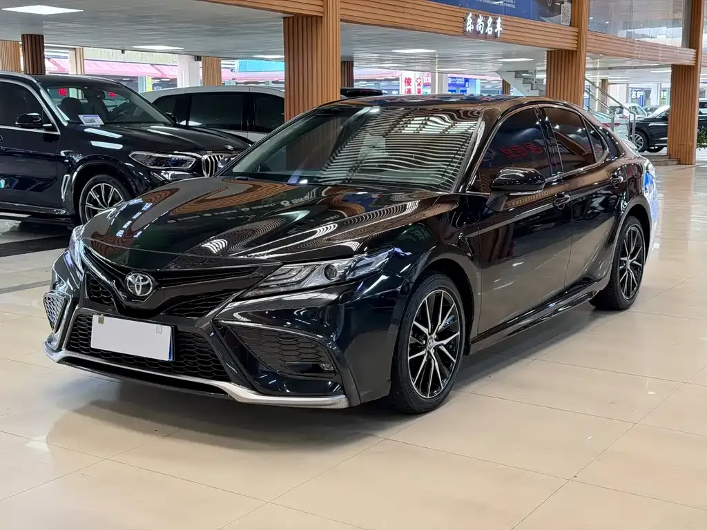 Toyota Camry — фото 1