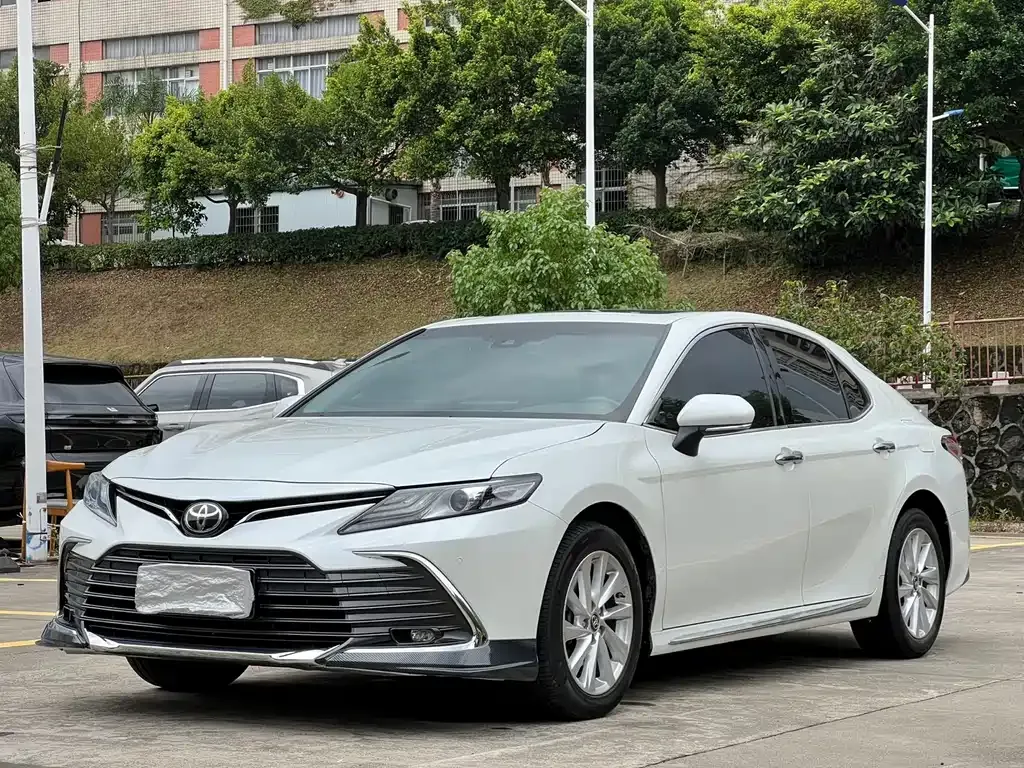 Toyota Camry — фото 1
