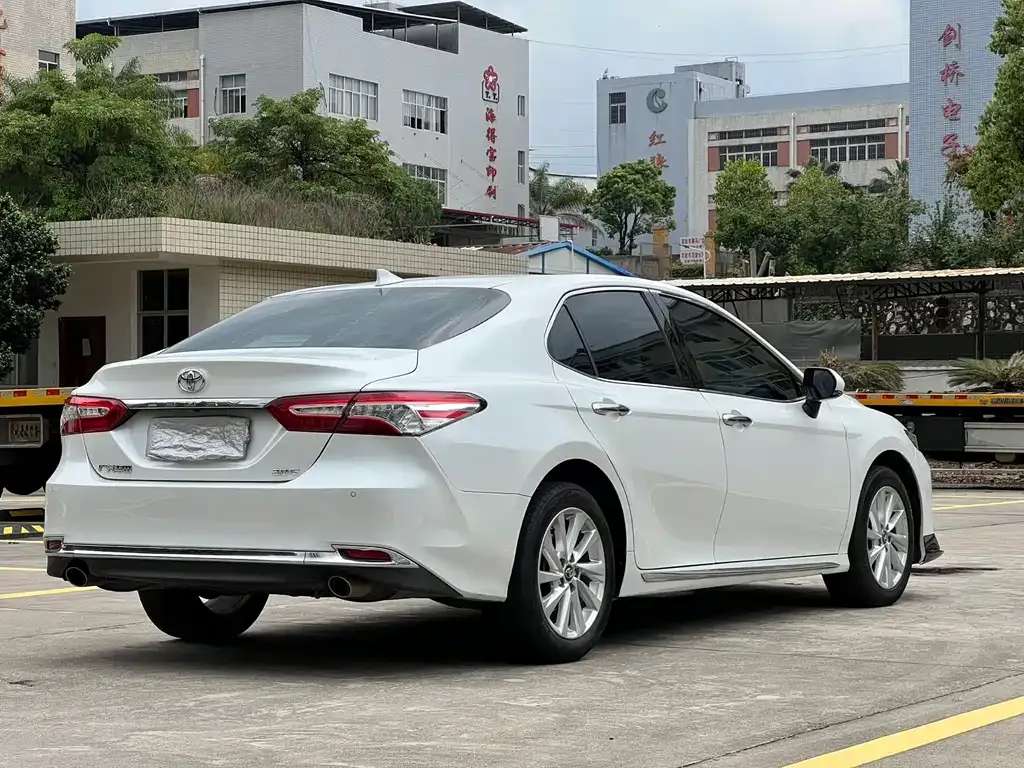 Toyota Camry — фото 4