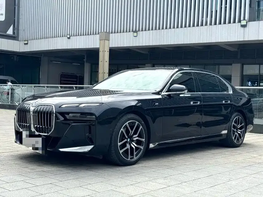 BMW 7 Series — фото 1