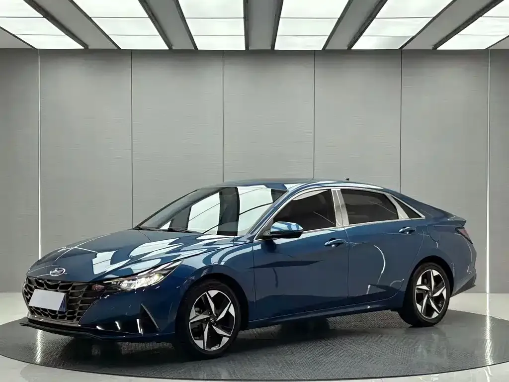 Hyundai Elantra — фото 1