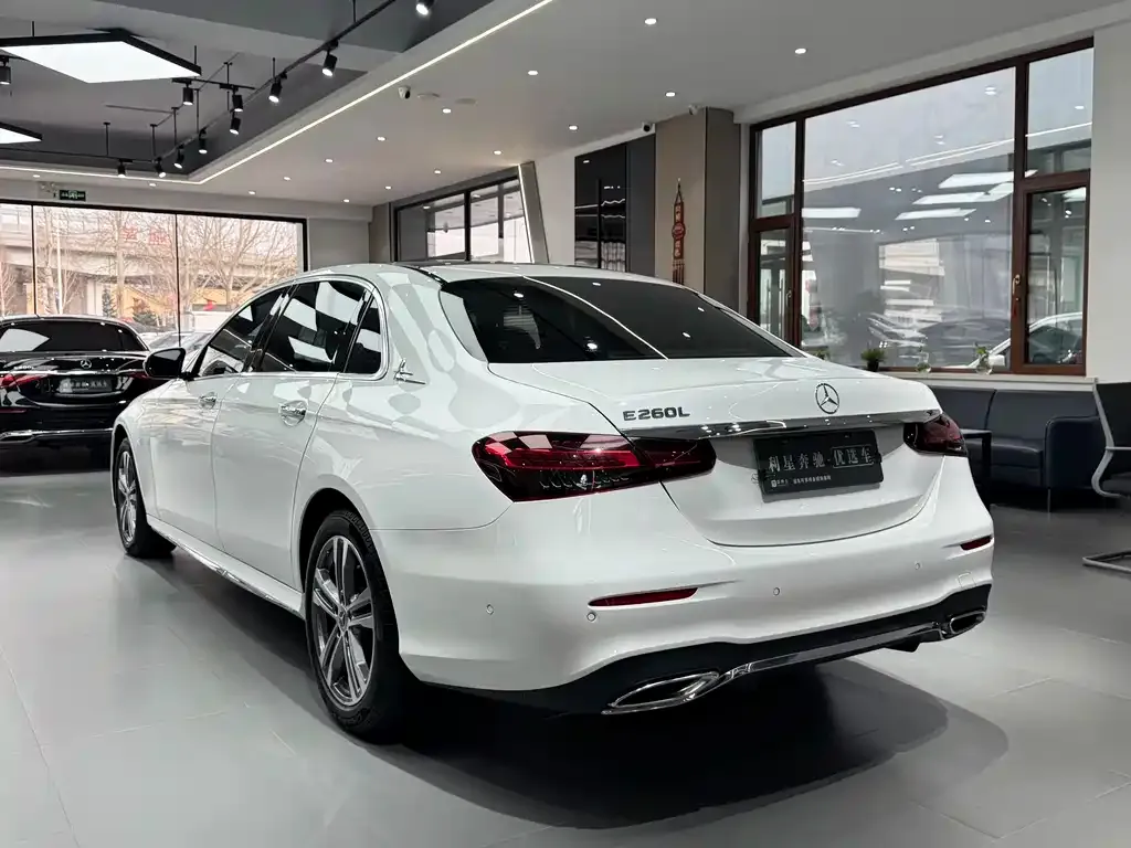 Mercedes-Benz E-Class — фото 4