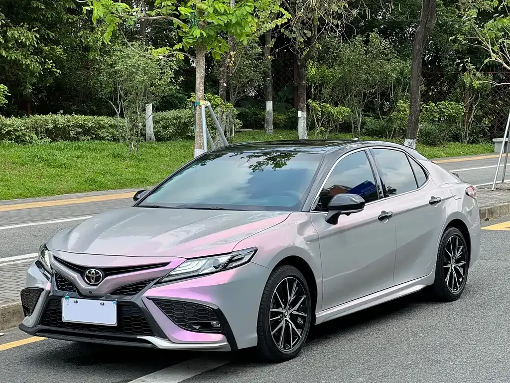 Toyota Camry — фото 1