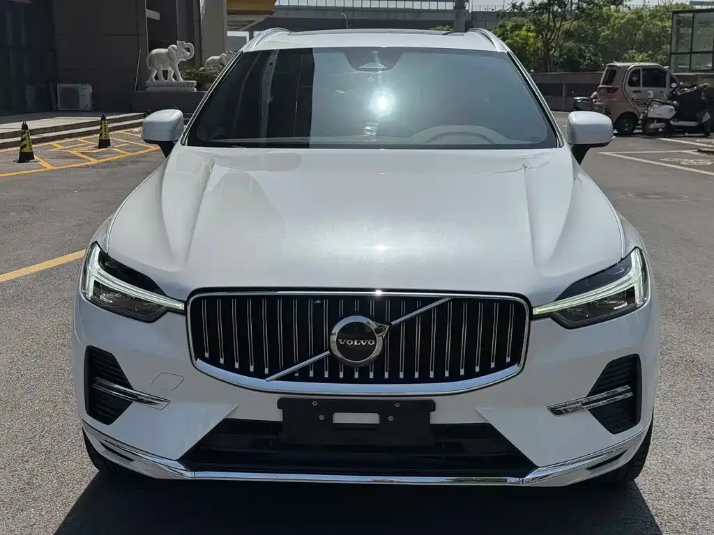 Volvo XC60 — фото 1