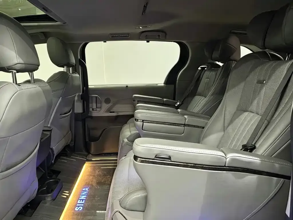 Toyota Sienna — фото 5
