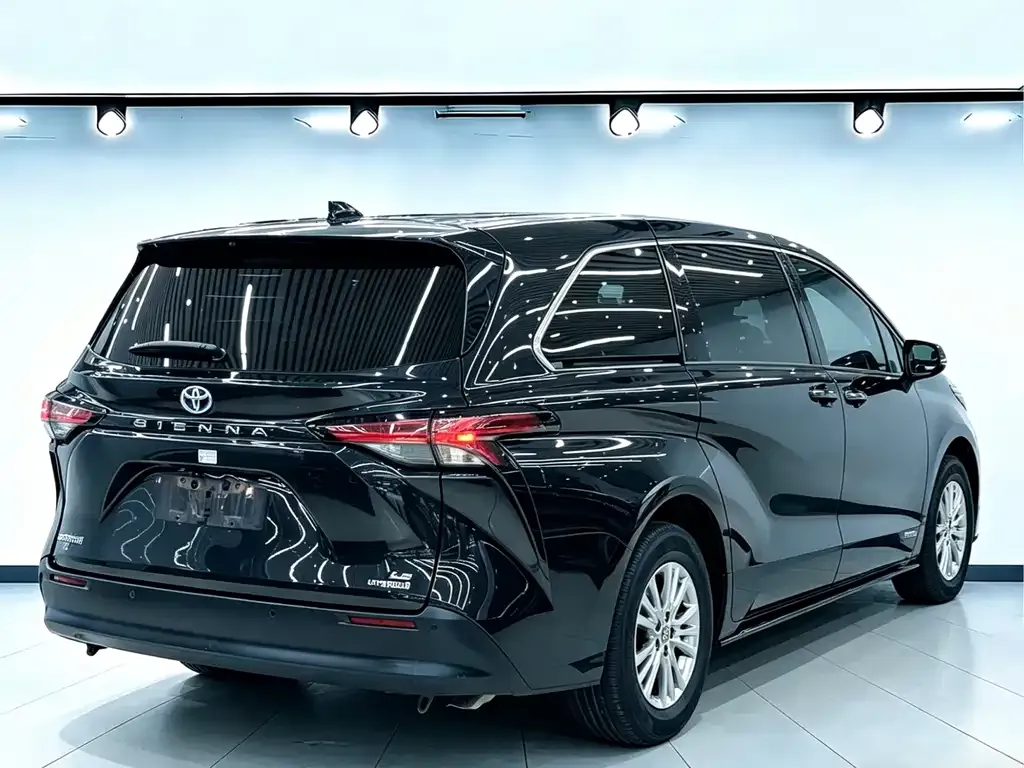 Toyota Sienna — фото 3
