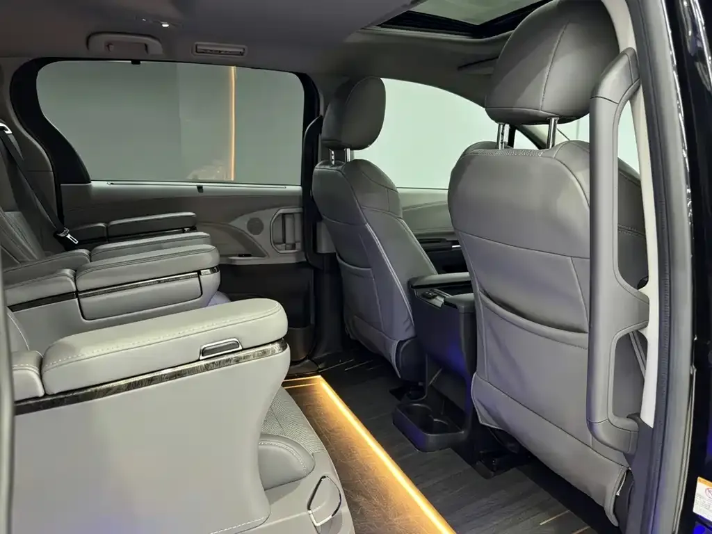 Toyota Sienna — фото 4