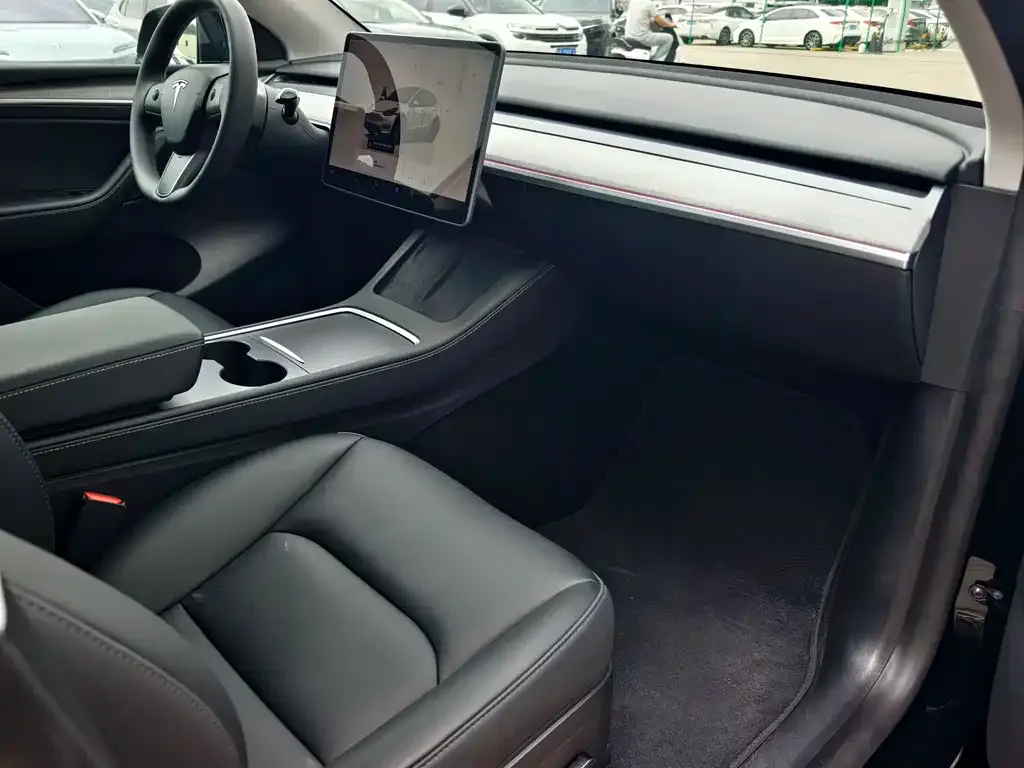 Tesla Model Y — фото 6