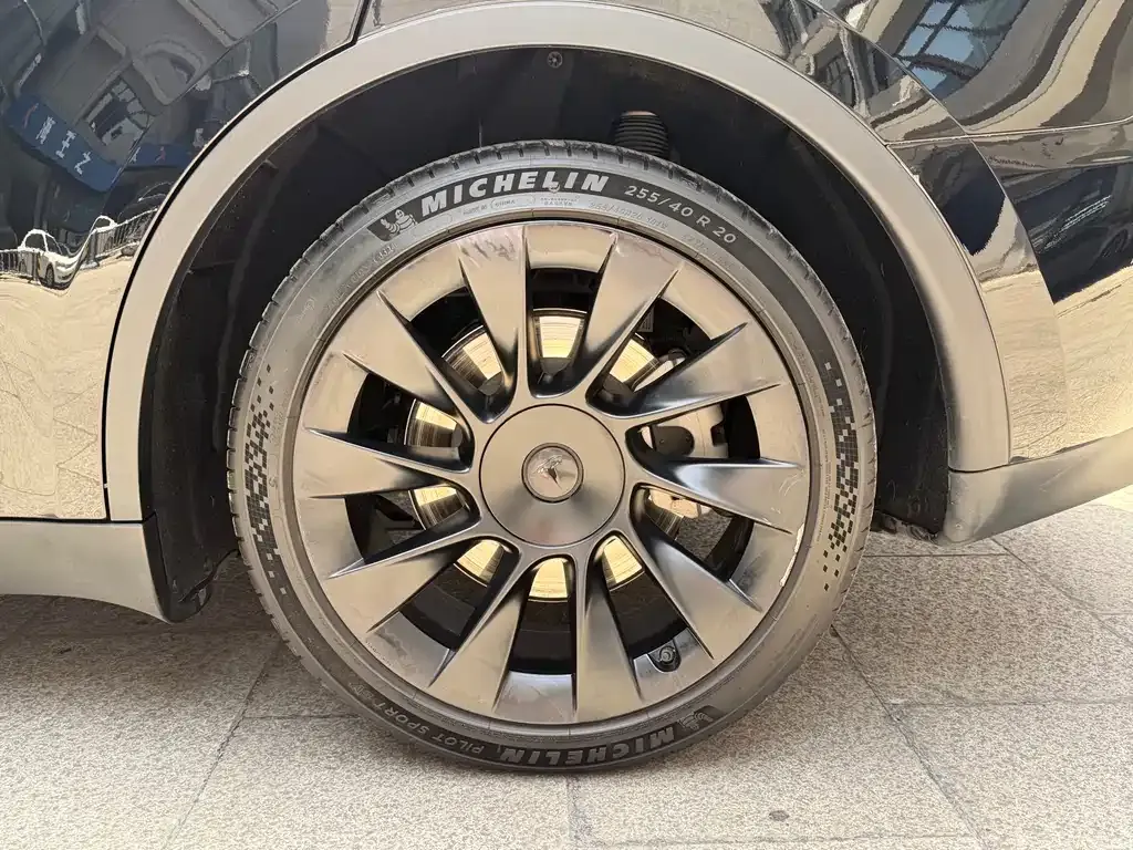 Tesla Model Y — фото 10