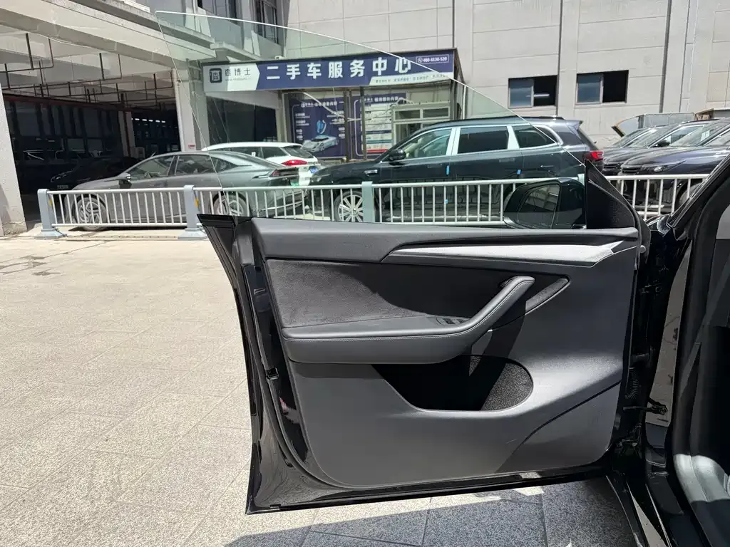 Tesla Model Y — фото 8