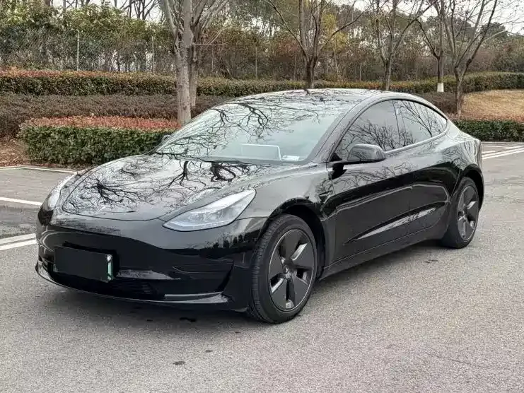 Tesla Model 3 — фото 1